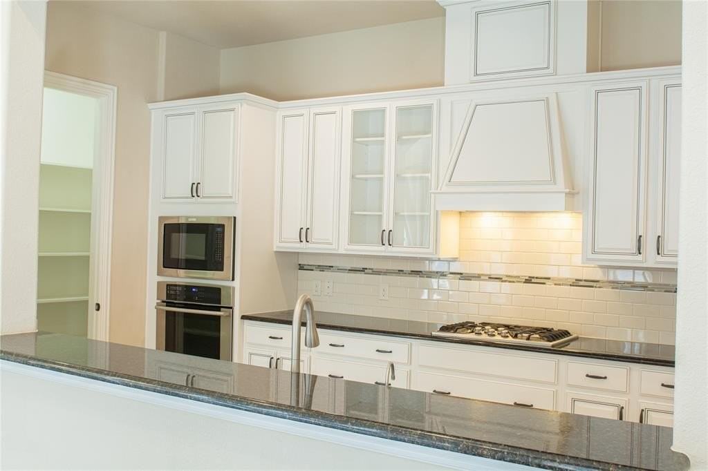 638 Enfield Dr - Photo 3 of 24