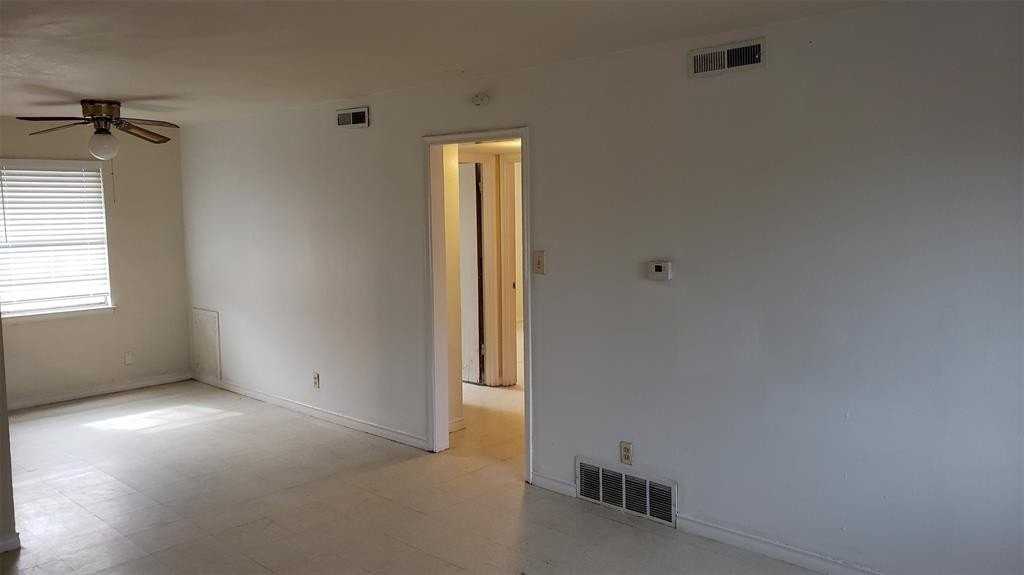 400 Oak Dr #1B - Photo 2 of 8