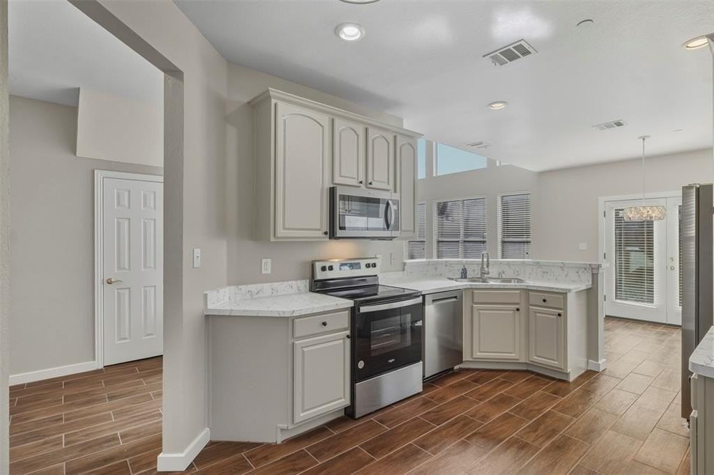 936 Englewood Ln - Photo 5 of 27