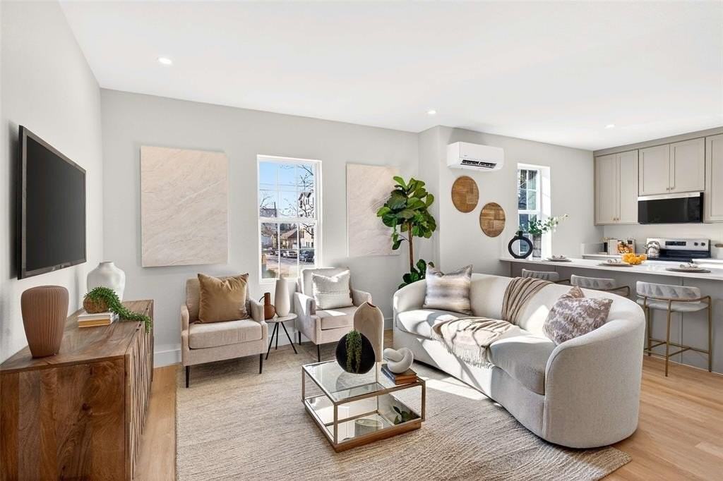 439 W 9th St #5 - Photo 4 of 24