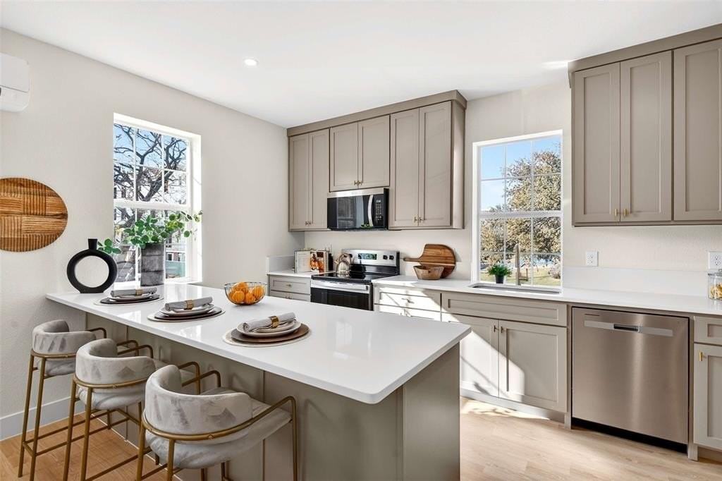 439 W 9th St #5 - Photo 5 of 24