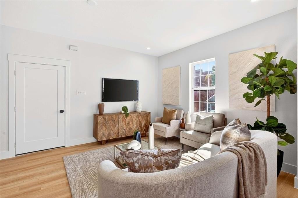 439 W 9th St #5 - Photo 7 of 24