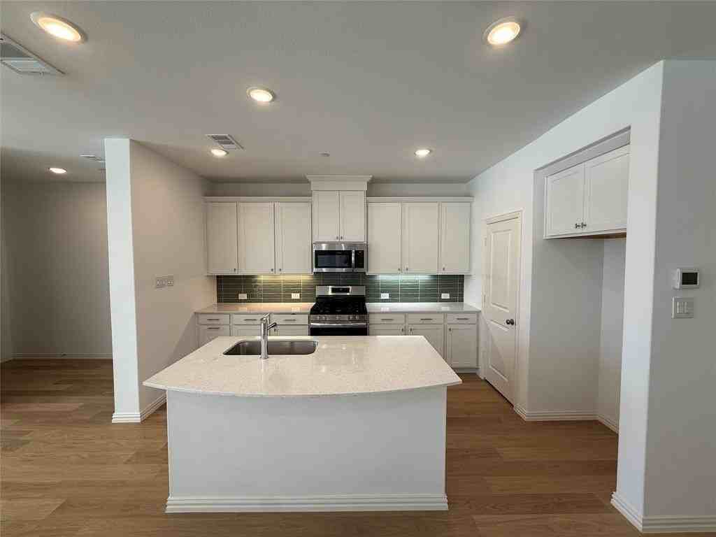 724 4th St - Photo 3 of 35