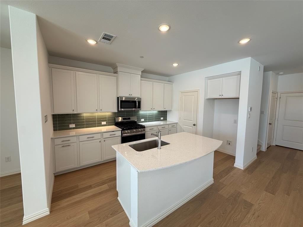 724 4th St - Photo 4 of 35