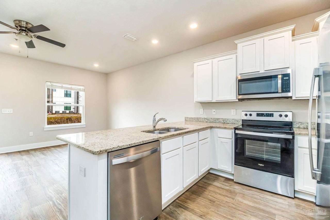 1528 Farragut Way - Photo 3 of 32