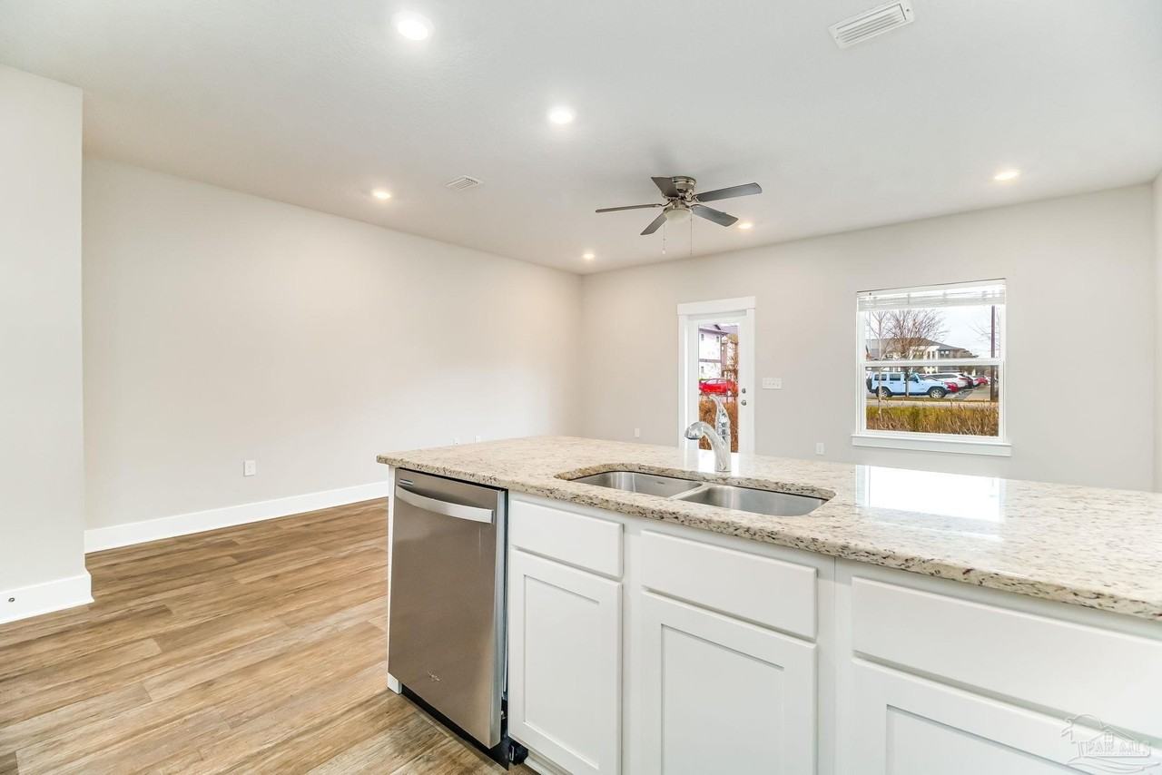 1528 Farragut Way - Photo 4 of 32