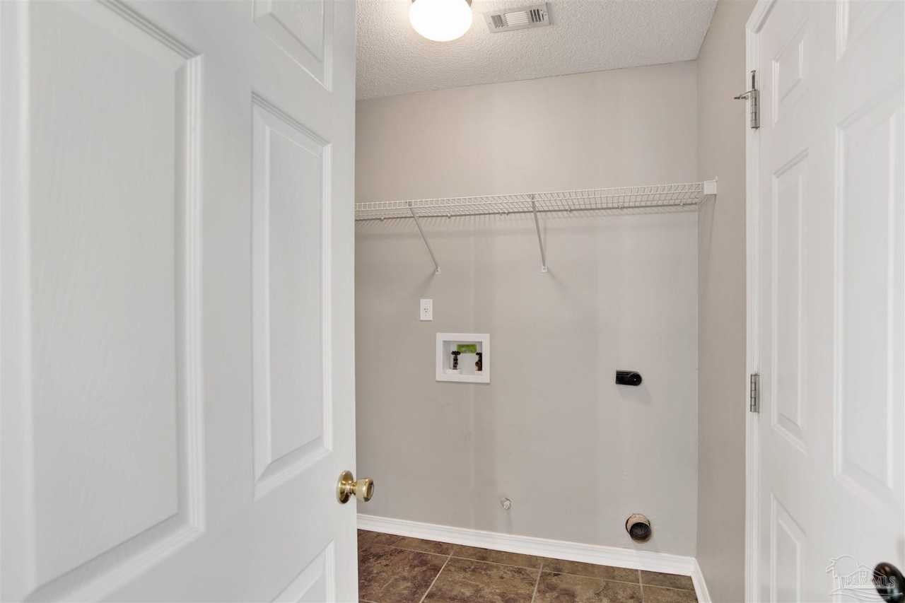 512 Batten Blvd - Photo 7 of 31