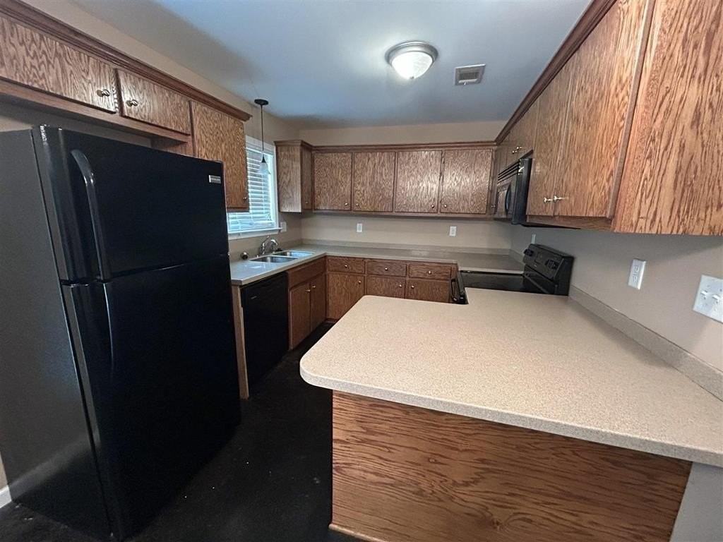 1126 Willow St - Photo 3 of 11