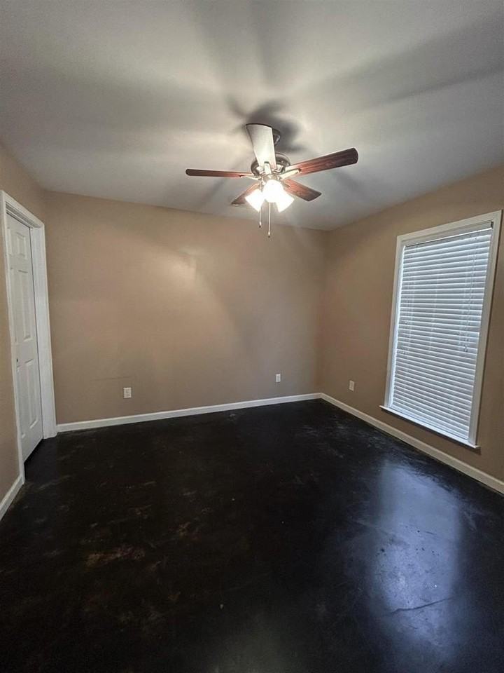 1126 Willow St - Photo 4 of 11