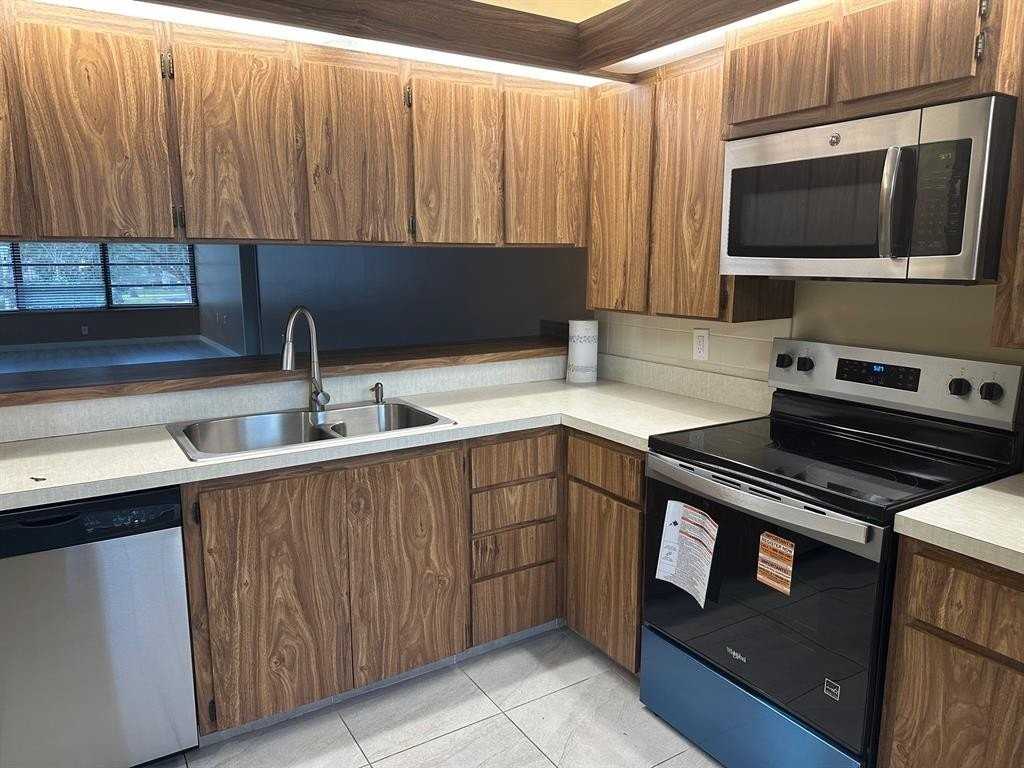 1717 Whitehall Dr #201 - Photo 3 of 28