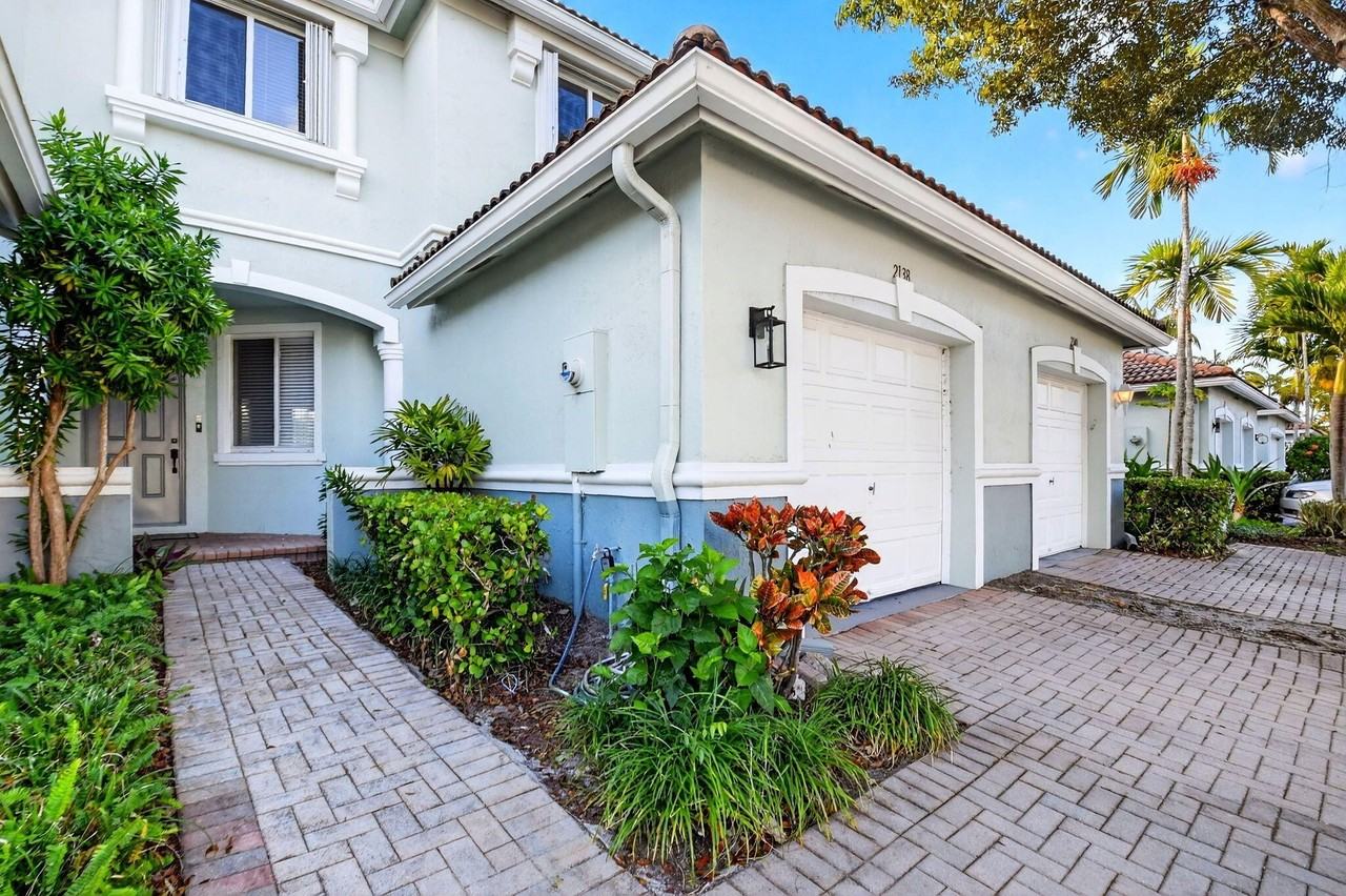 2138 Oakmont Dr - Photo 3 of 50