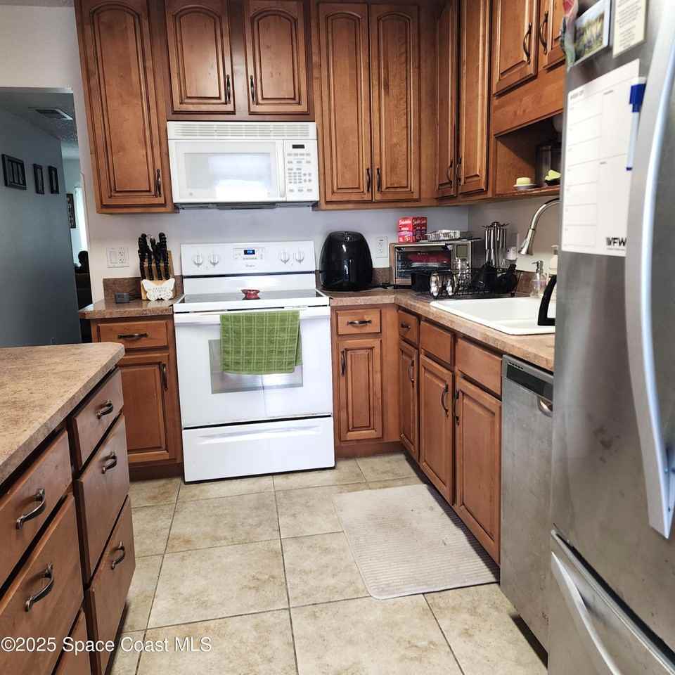 2816 Manor Dr Ne - Photo 3 of 15