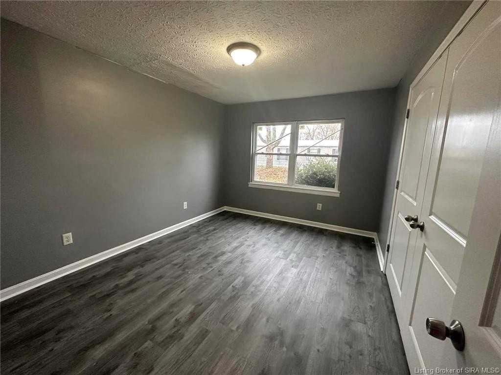 270 N School St - Photo 4 of 9