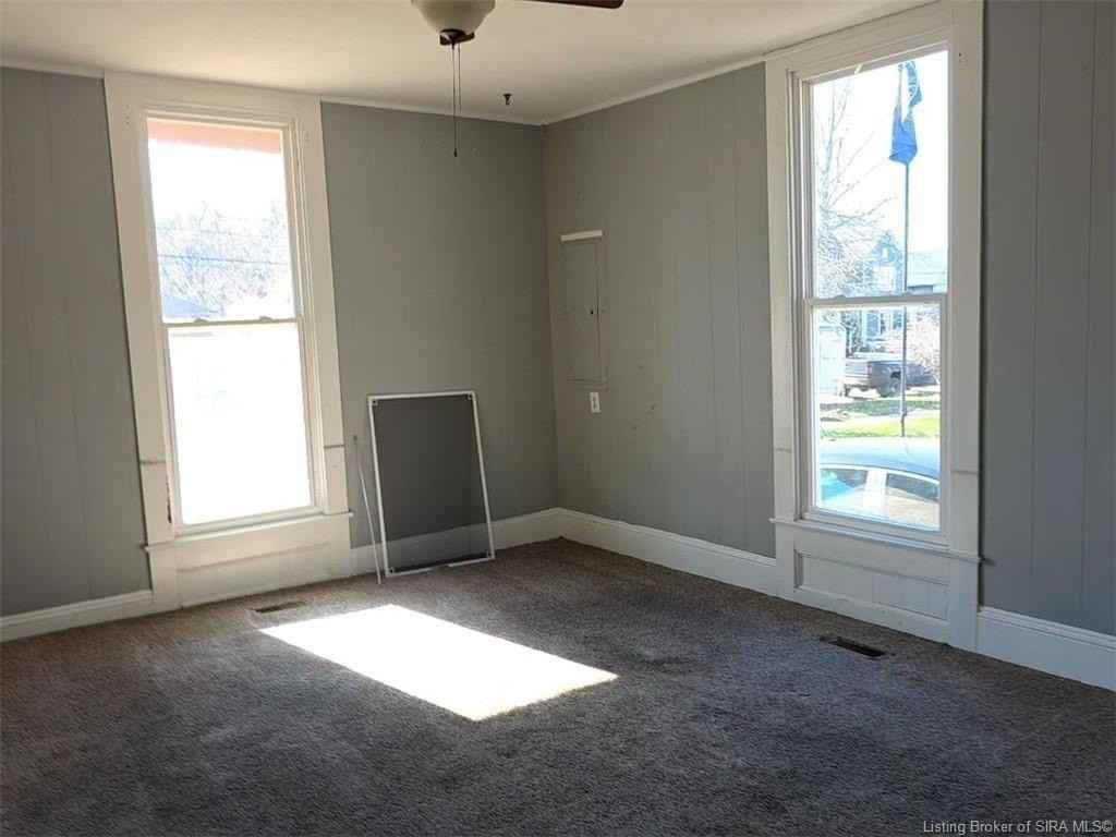 440 E Chestnut St - Photo 3 of 9