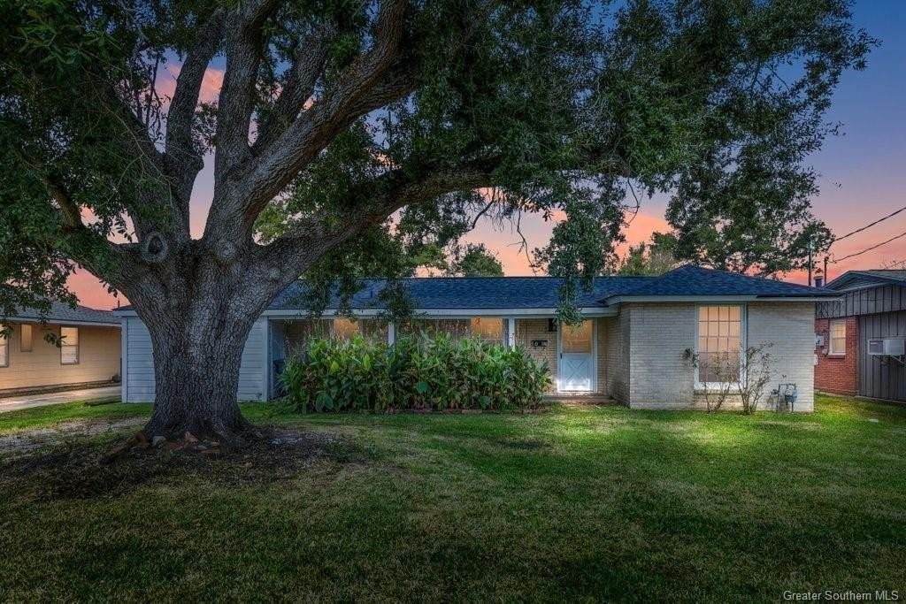 417 E Claude St - Photo 2 of 14