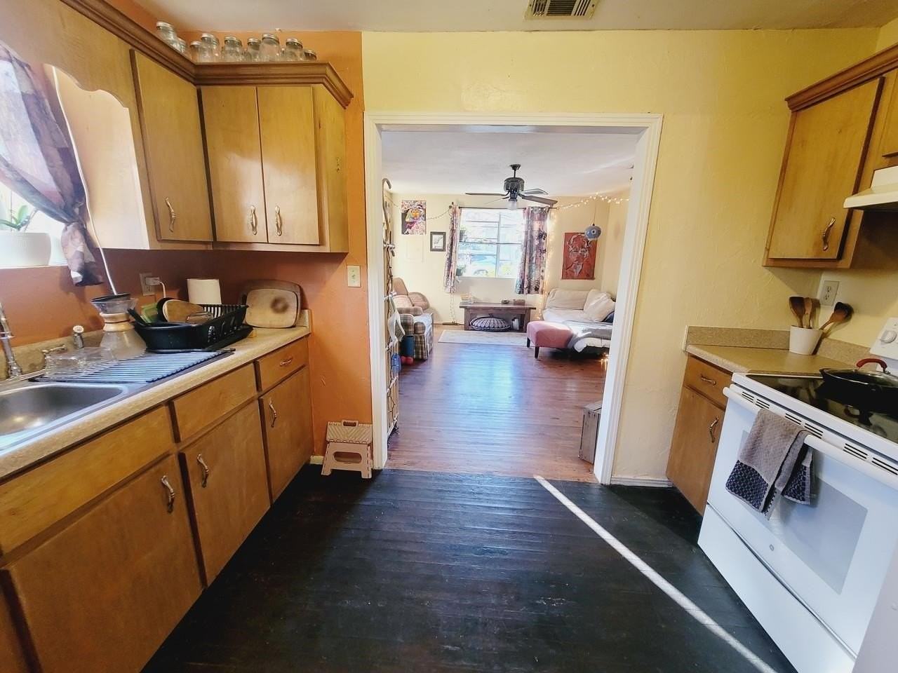 1121 Bennett St - Photo 5 of 18