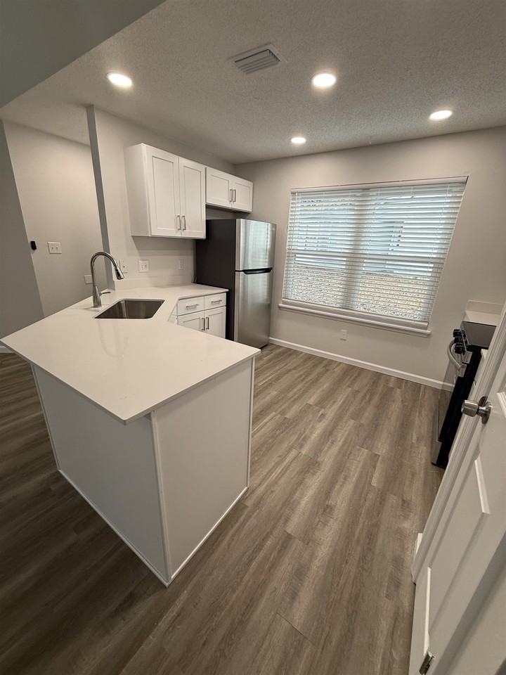 4008 Bothwell Ter - Photo 6 of 15