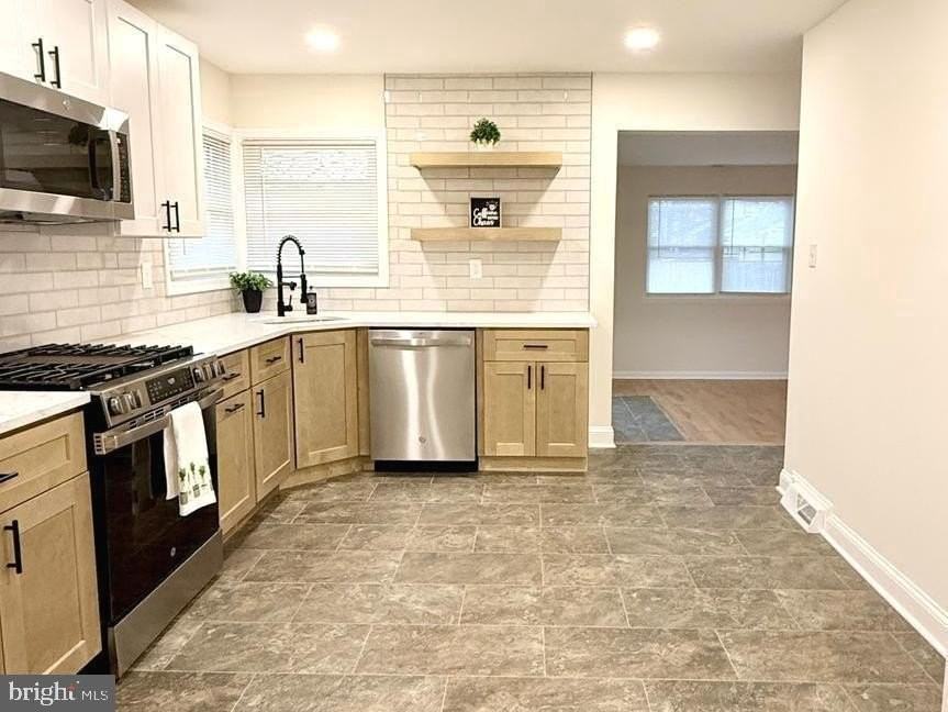 115 Gloucester Ave - Photo 5 of 20