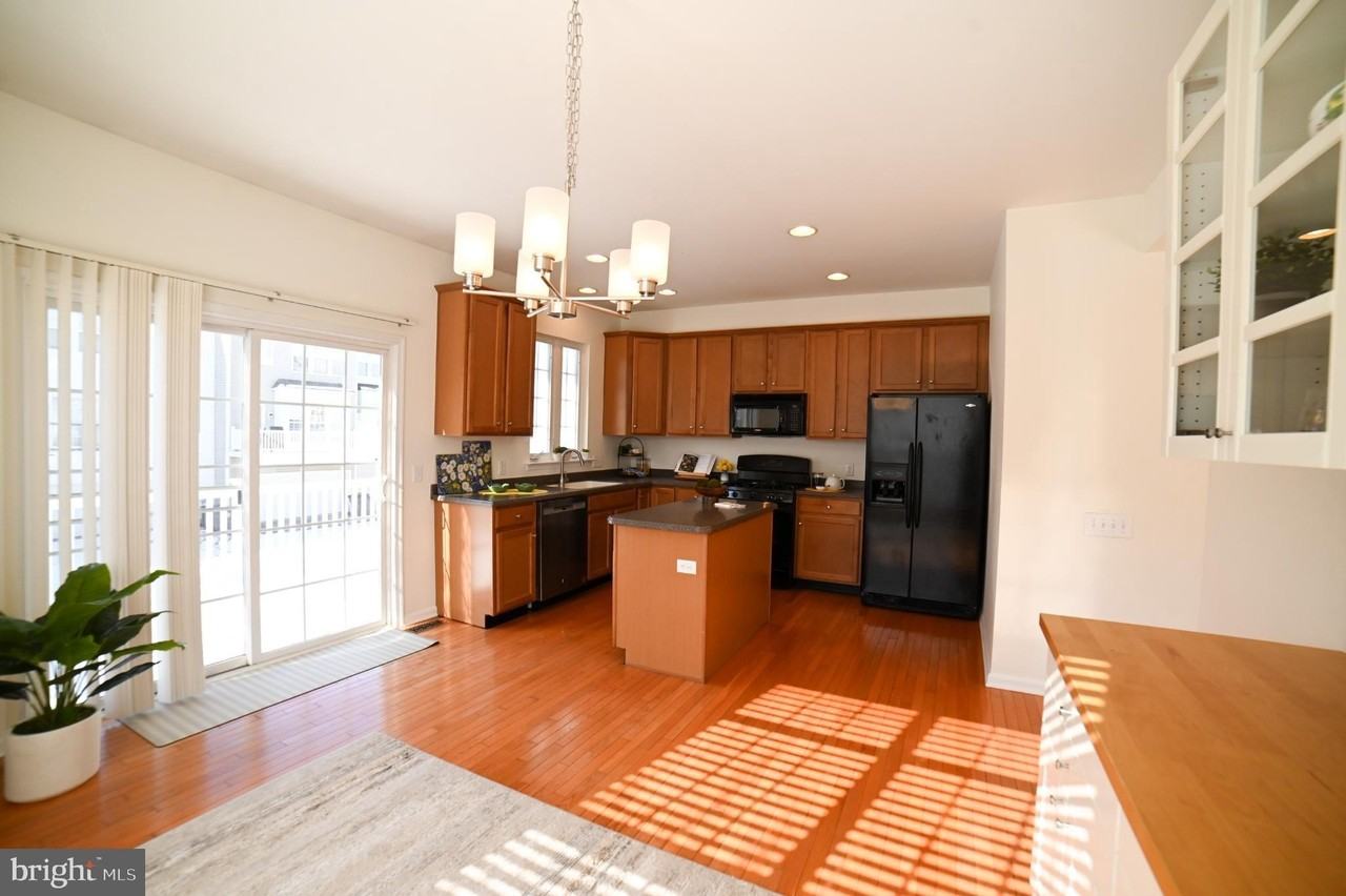 1910 Cavalier Ln - Photo 7 of 37