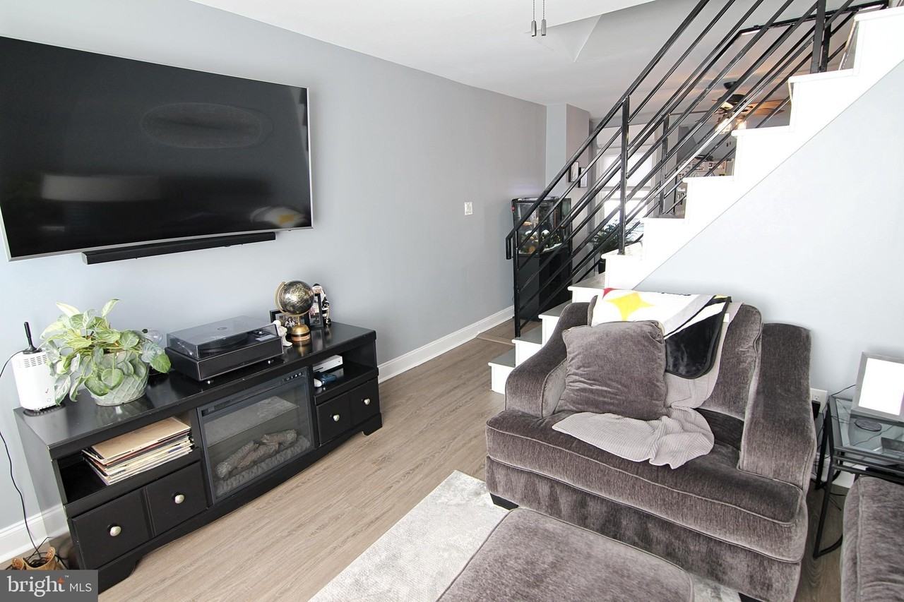 6161 Lawnton St - Photo 3 of 18