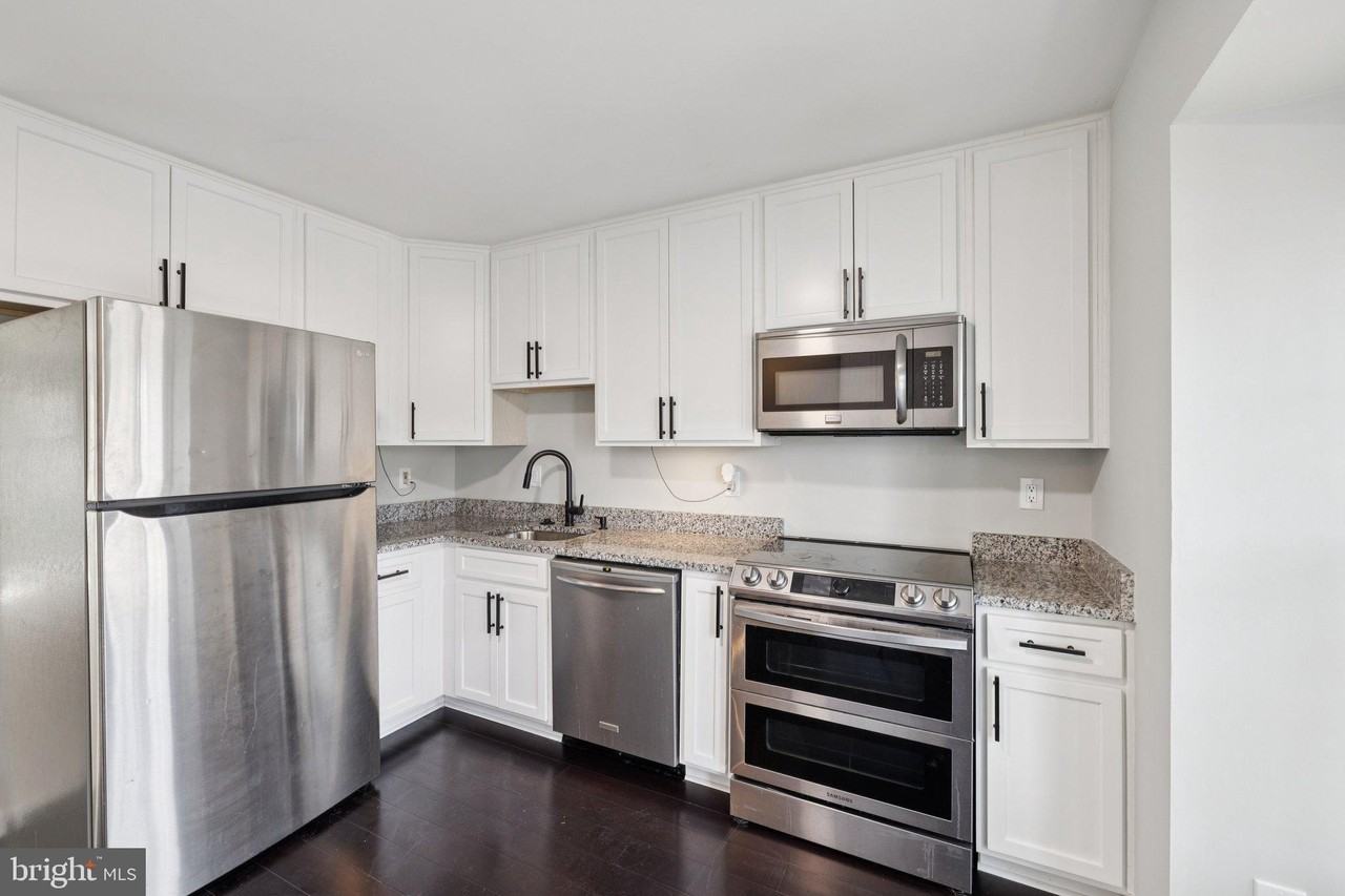 4241 Stockbridge Dr - Photo 2 of 20