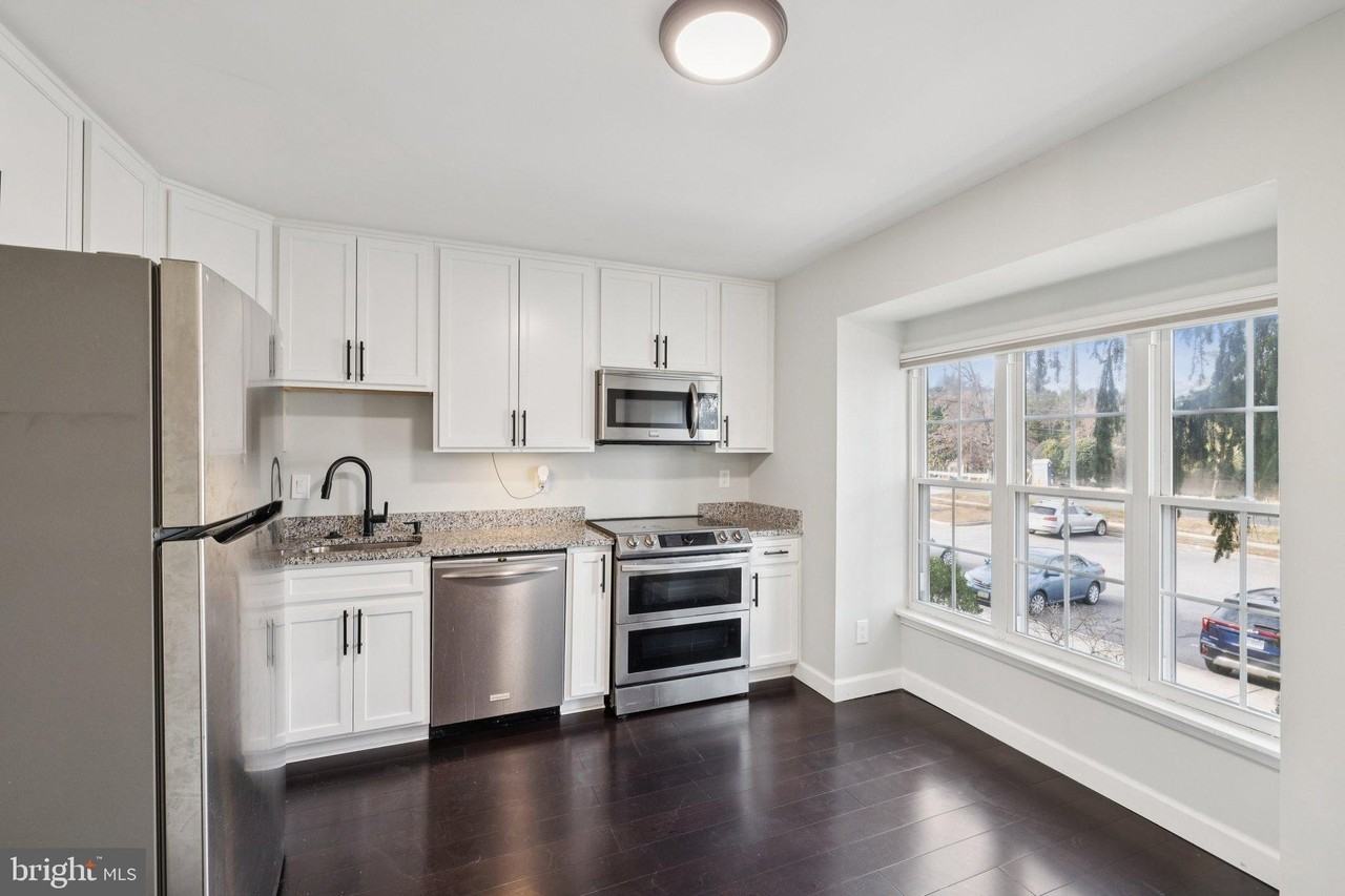 4241 Stockbridge Dr - Photo 3 of 20