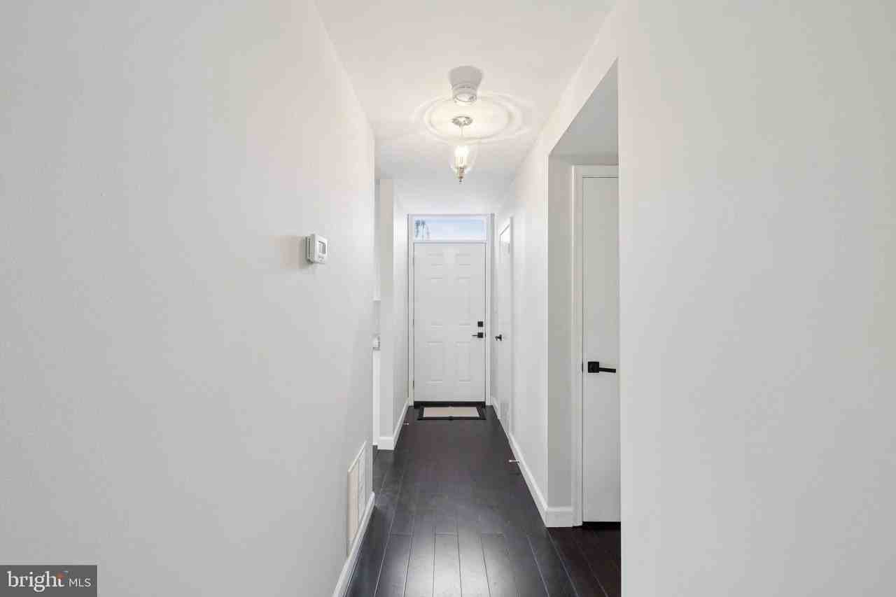 4241 Stockbridge Dr - Photo 4 of 20