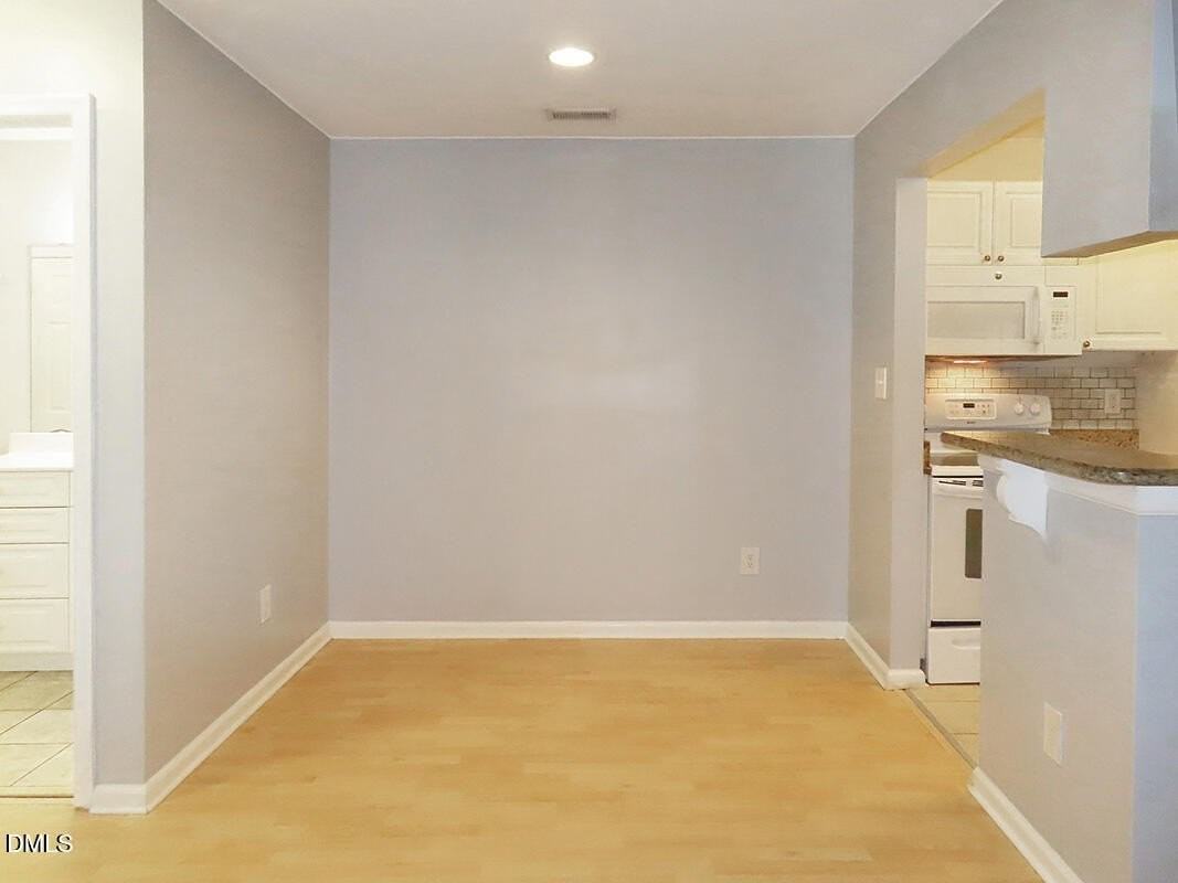 1003 Kingswood Dr Apt J #J - Photo 4 of 10