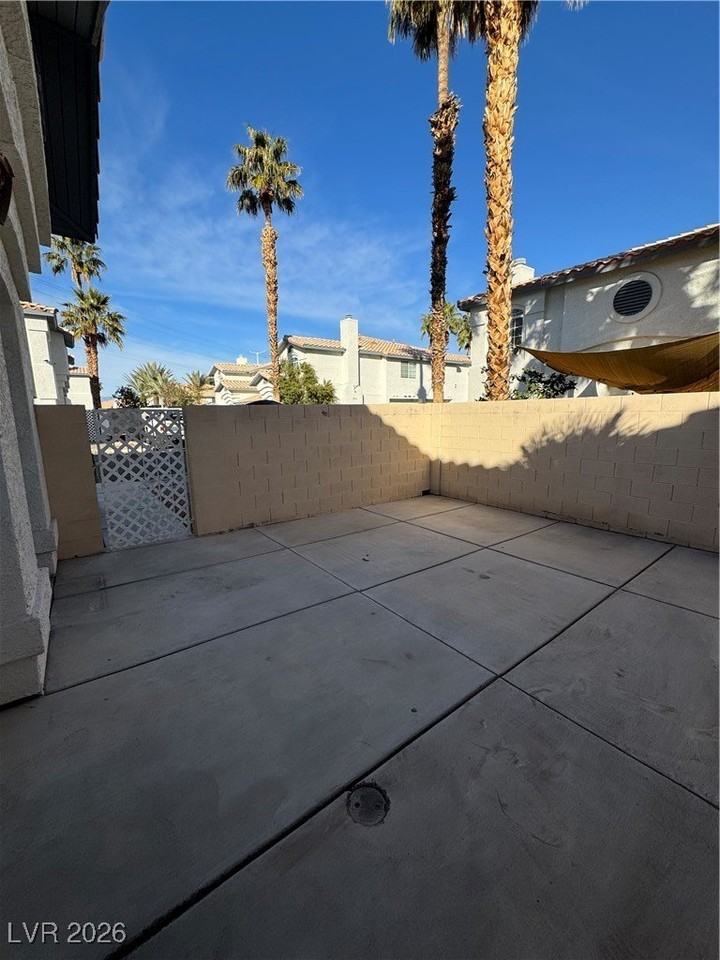 8221 Diamond Star Ct - Photo 4 of 33