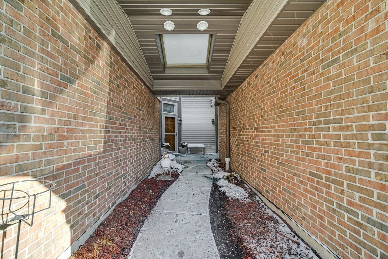 1017 Arbor Ct - Photo 4 of 28