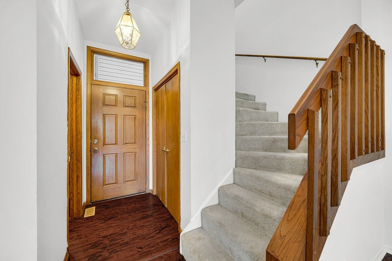 1017 Arbor Ct - Photo 5 of 28