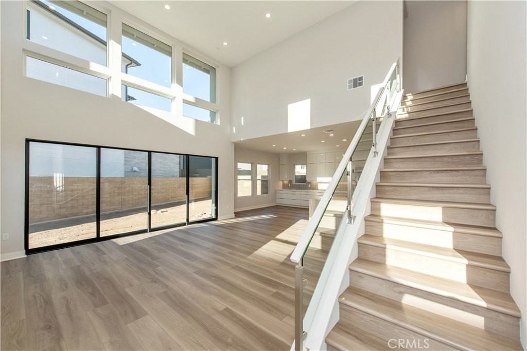 209 Mask - Photo 3 of 40