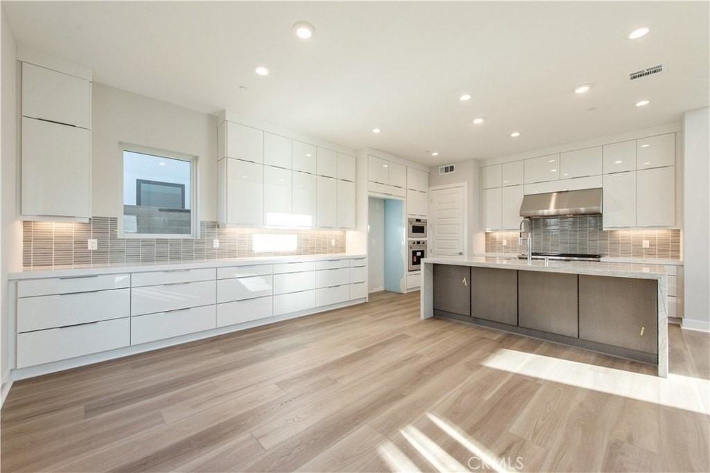 209 Mask - Photo 6 of 40