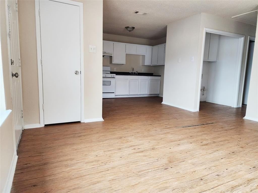 4304 S Cravens Rd - Photo 2 of 21