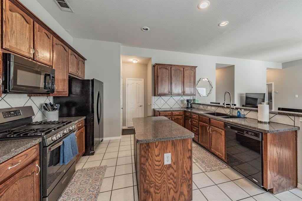 5112 Keating St - Photo 6 of 36