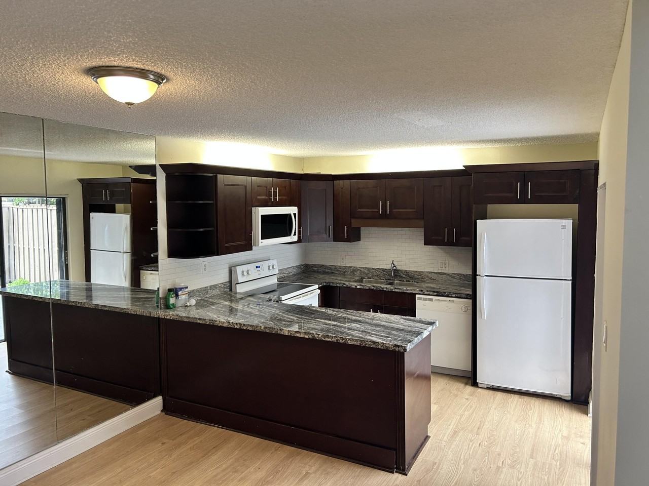 705 7th Ct - Photo 4 of 33