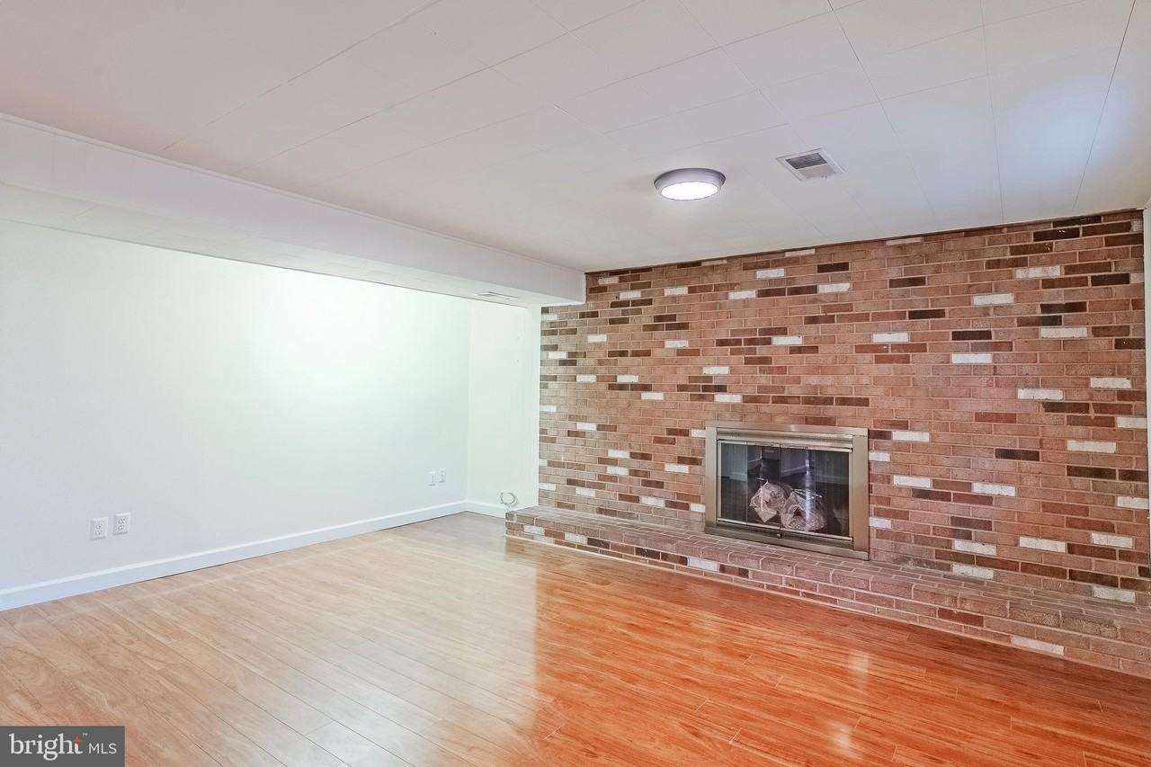 13715 Smallwood Ct - Photo 7 of 38