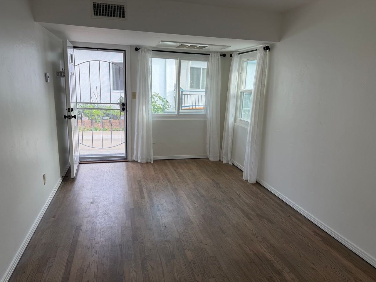 4566 Muir Ave - Photo 5 of 21