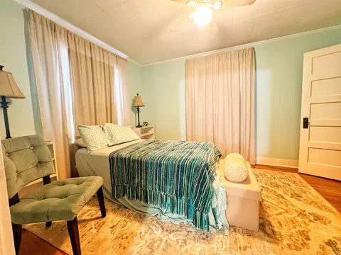 160 E Pine St - Photo 3 of 9