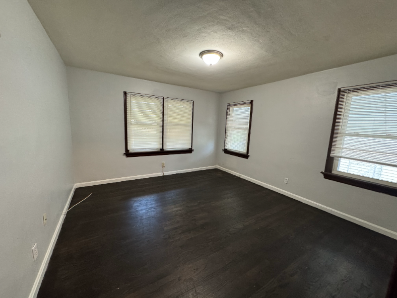 2434 Akins Dr - Photo 4 of 7