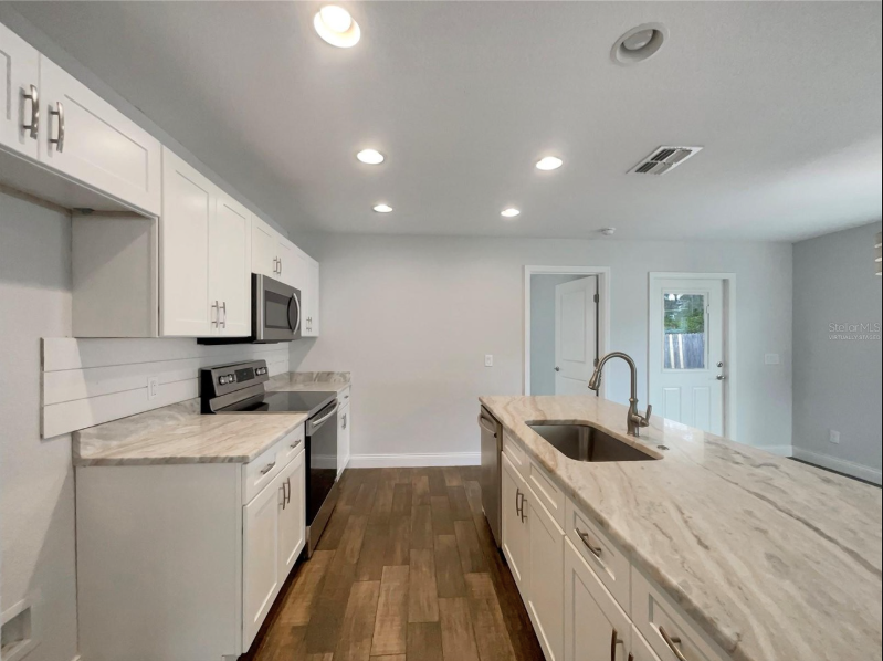 1079 Geranium Ave - Photo 2 of 9