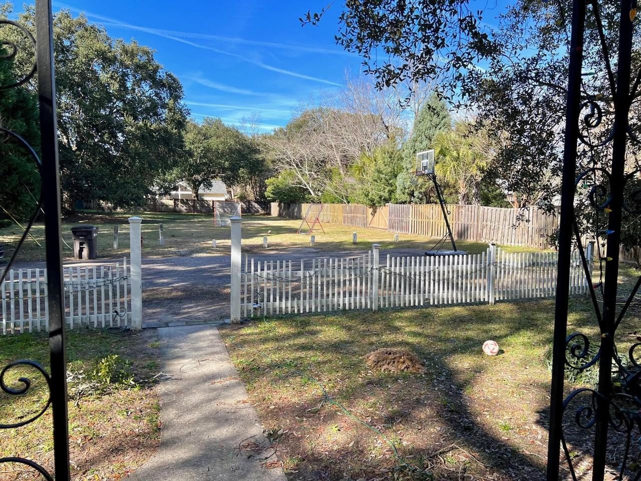 717 Azalea St - Photo 5 of 35