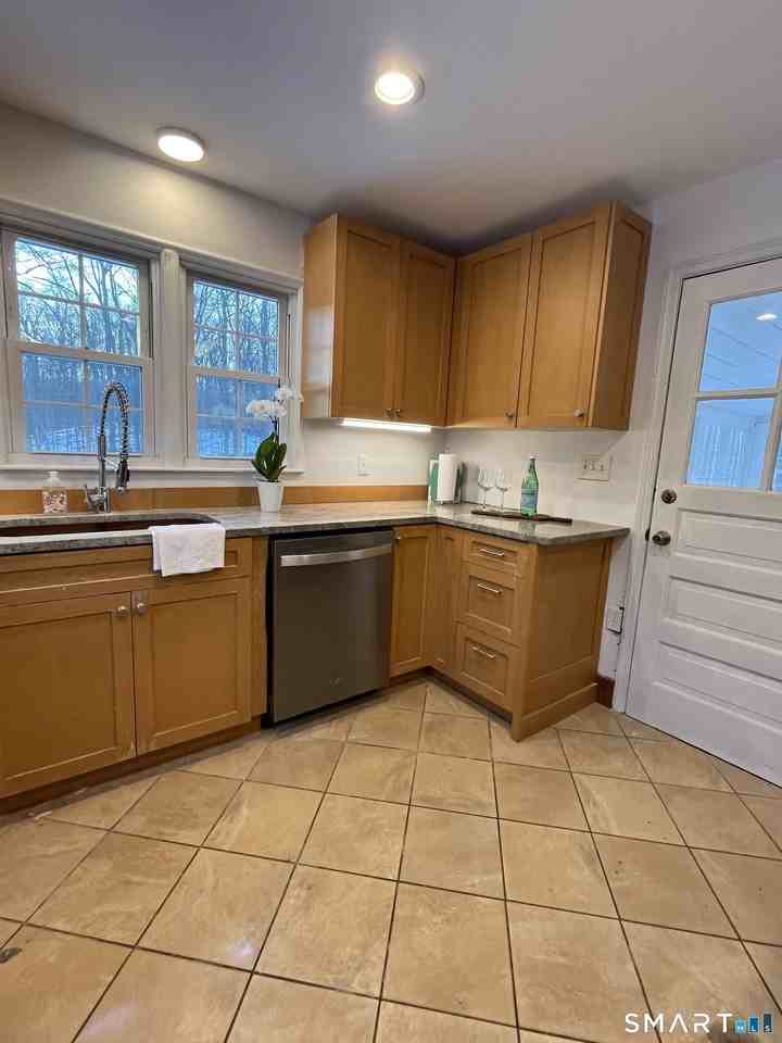 81 Black Rock Tpke - Photo 6 of 30