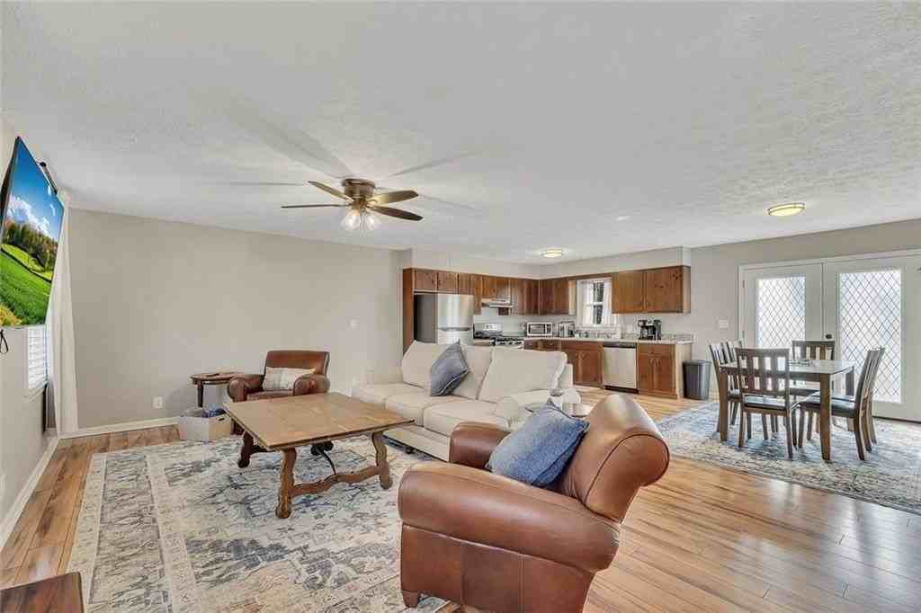 303 Nottingham Dr - Photo 3 of 21