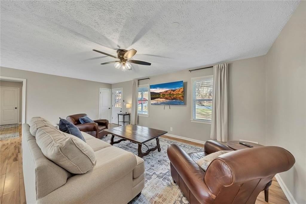 303 Nottingham Dr - Photo 5 of 21