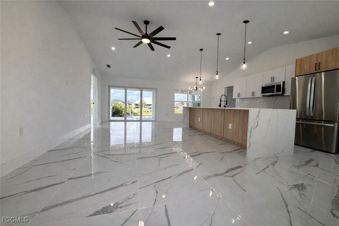 3018 Ne 1st Pl - Photo 2 of 32