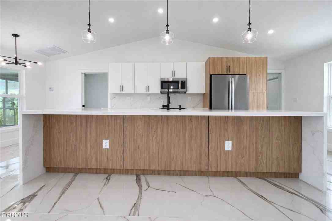 3018 Ne 1st Pl - Photo 3 of 32