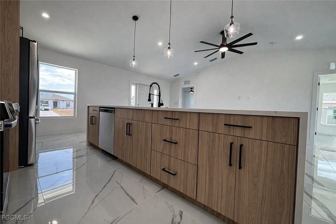 3018 Ne 1st Pl - Photo 5 of 32