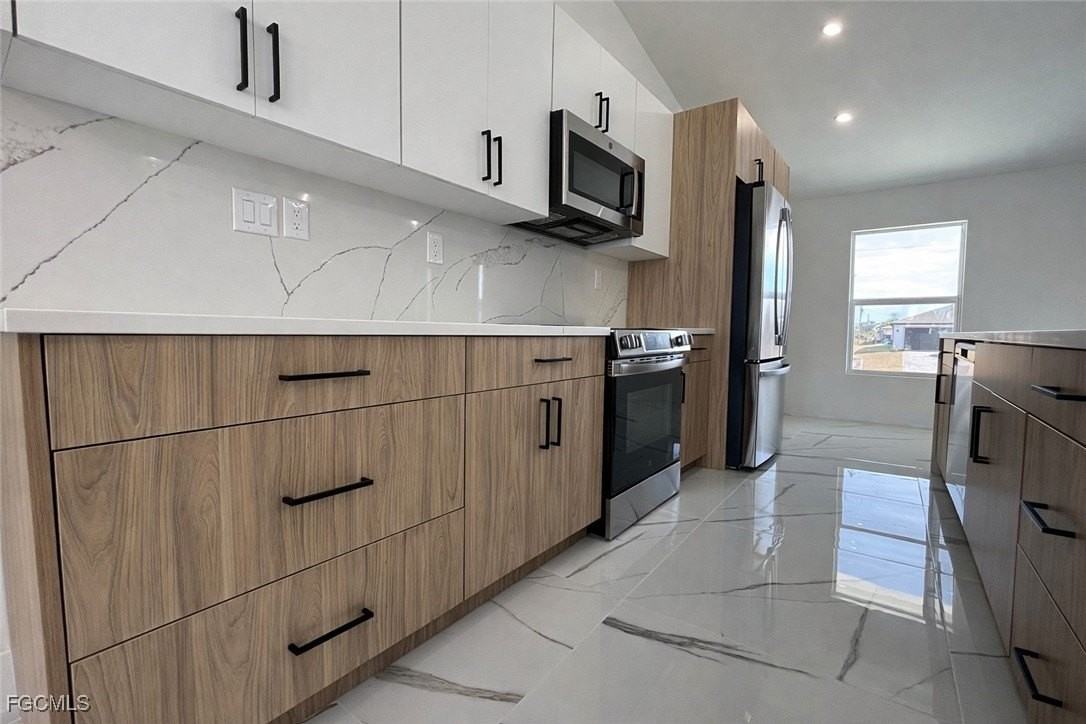 3018 Ne 1st Pl - Photo 6 of 32