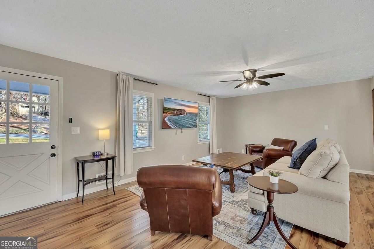 303 Nottingham Dr - Photo 2 of 21
